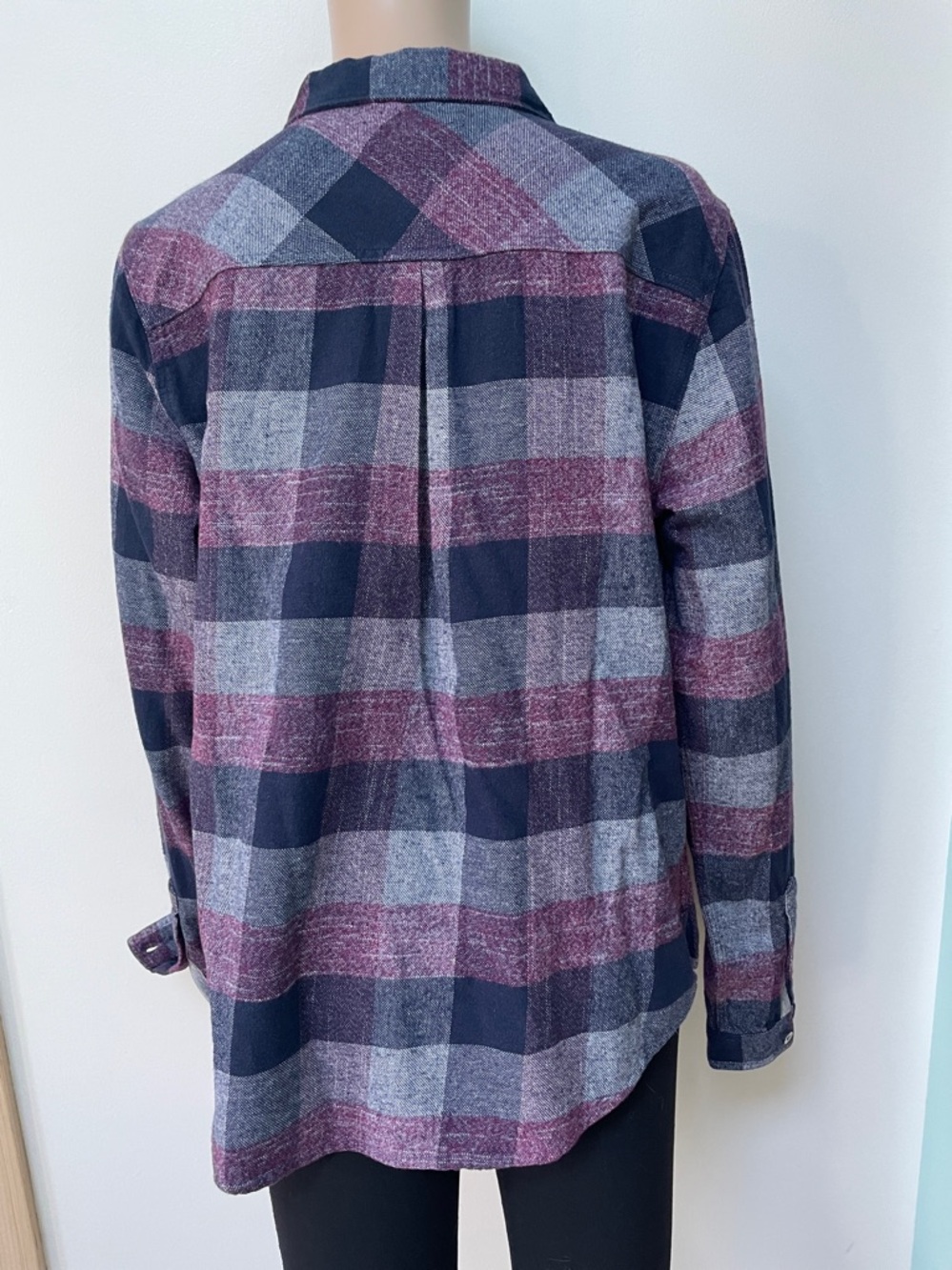 Carbon 2 Cobalt Womans shirt medium Winterberry Plaid Button-Down - Picture 5 of 8